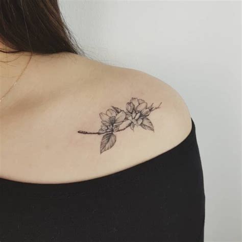 tatuajes pequeos para el pecho|Los mejores tatuajes en el pecho para mujer 